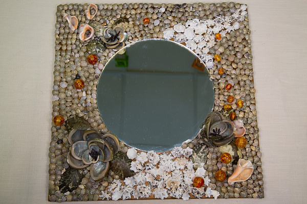Зеркало в декоративной оправе из природных материалов