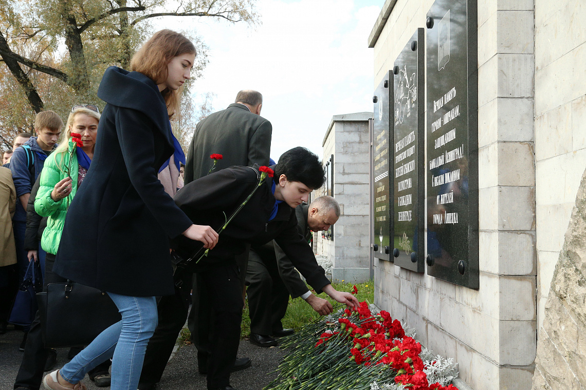 На Пискаревском мемориальном кладбище почтили память погибших в Керчи